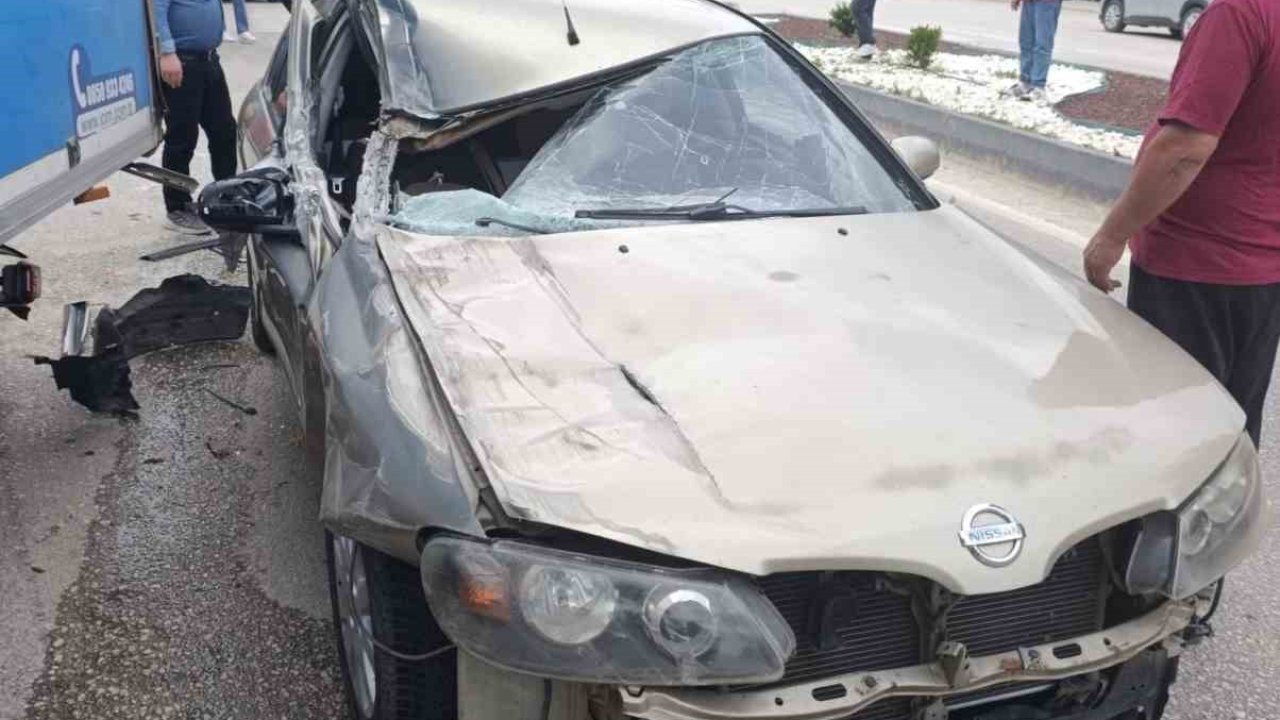 Park halindeki kamyonete çarptı, 2 çocuk yaralandı