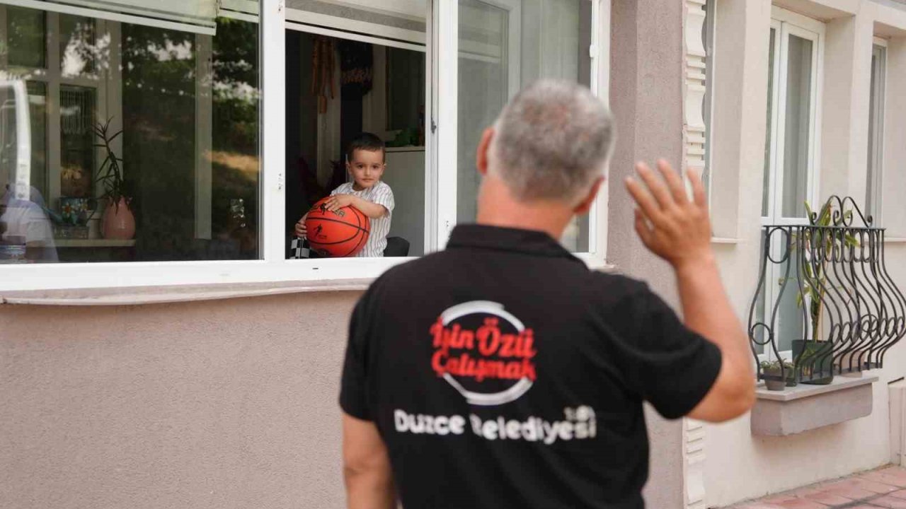 Her gün heyecanla çöp kamyonlarının yolunu gözleyen minik Ahmed’e işçilerden sürpriz ziyaret