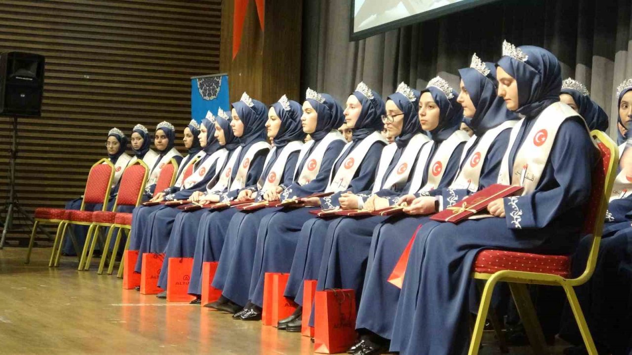 Isparta’da hafızlık eğitimini tamamlayan 66 kız öğrenci icazet aldı