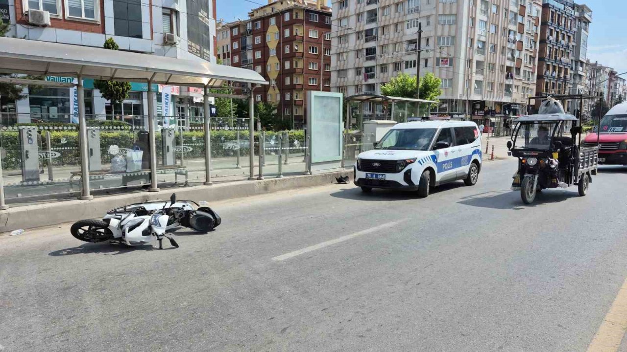 Kırmızı ışık ihlali yapan motosiklet yayaya çarptı: 2 yaralı