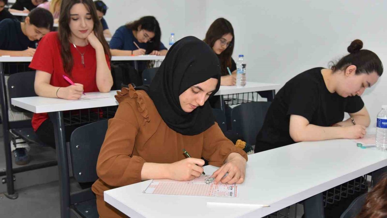 Menemen’de YKS öncesi prova üniversite amfisinde