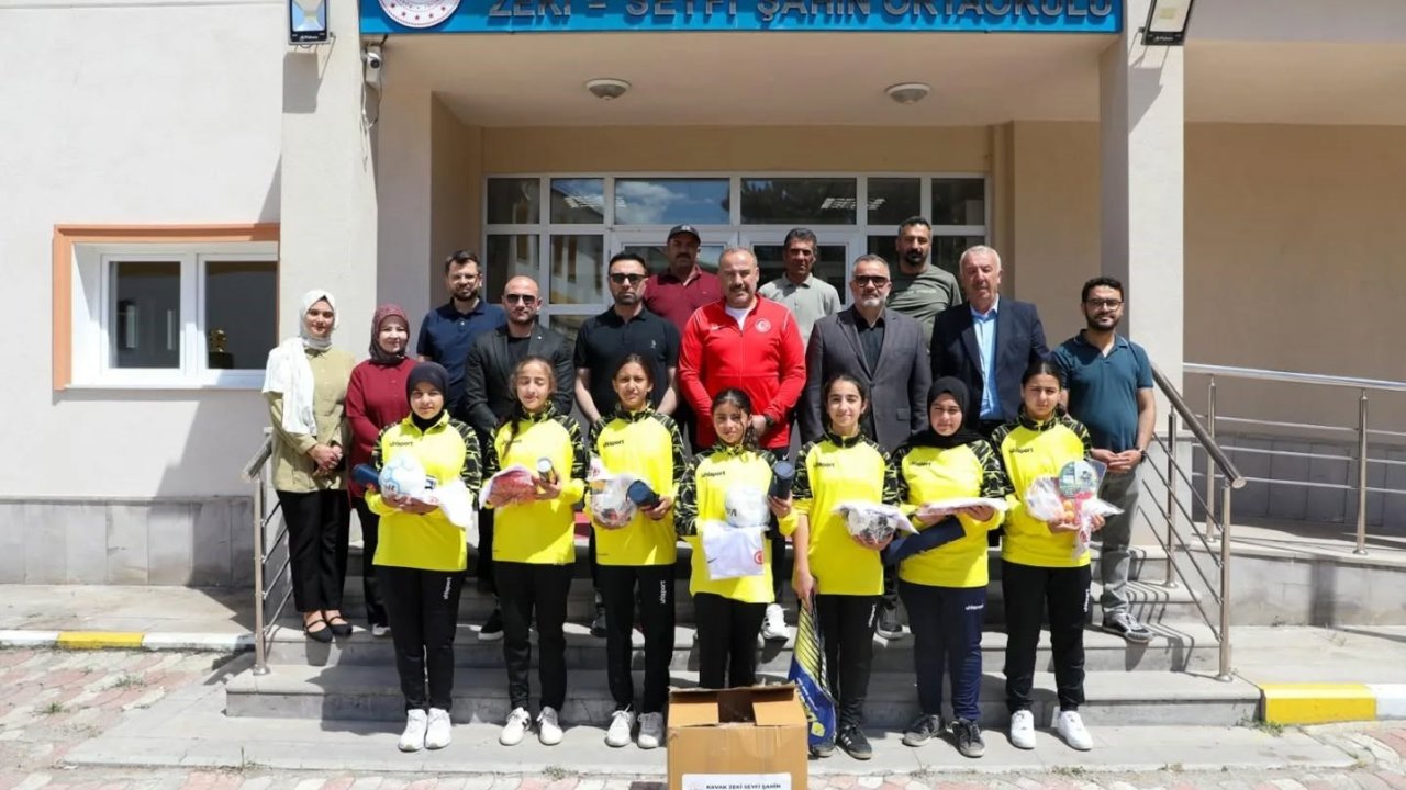 Sivas’ta spor yapan okullara malzeme desteği