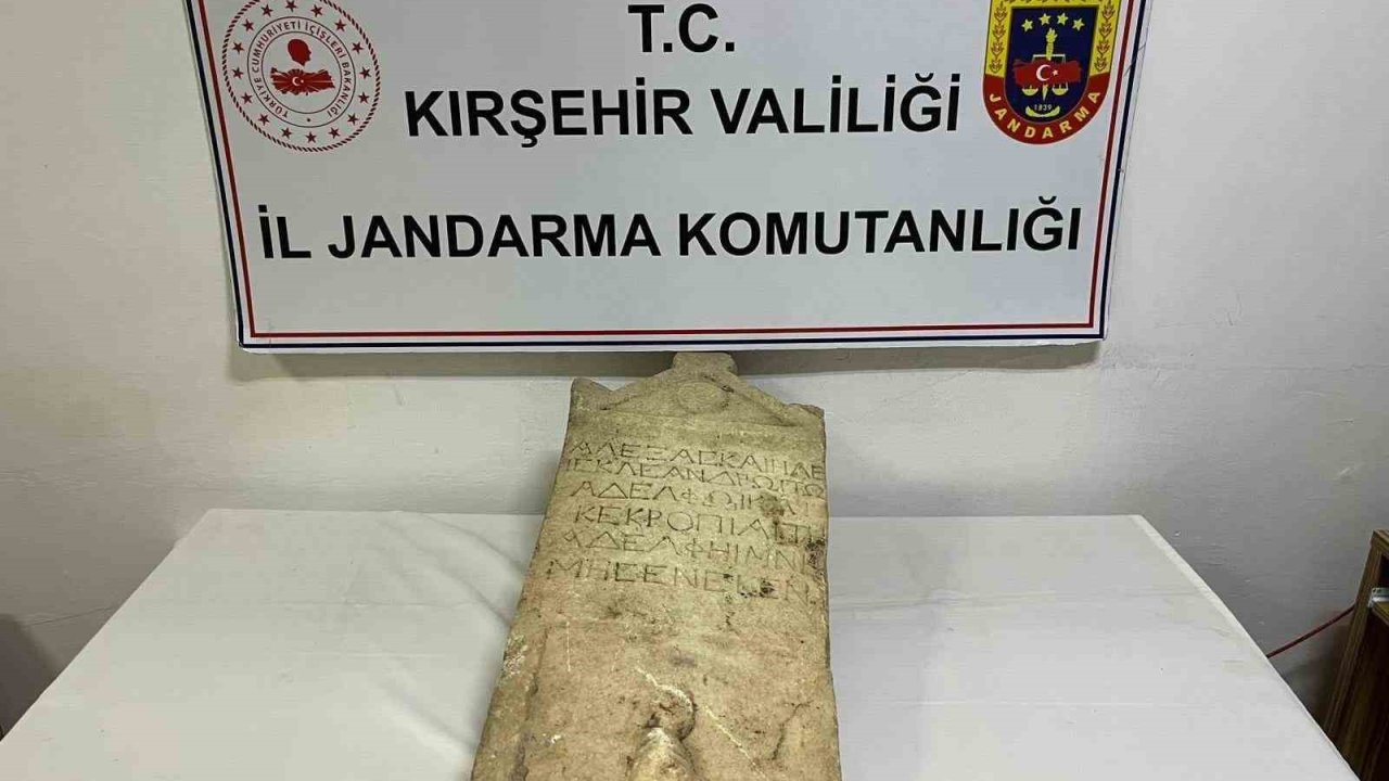 Kırşehir’de Roma dönemine ait mezar taşı ele geçirildi