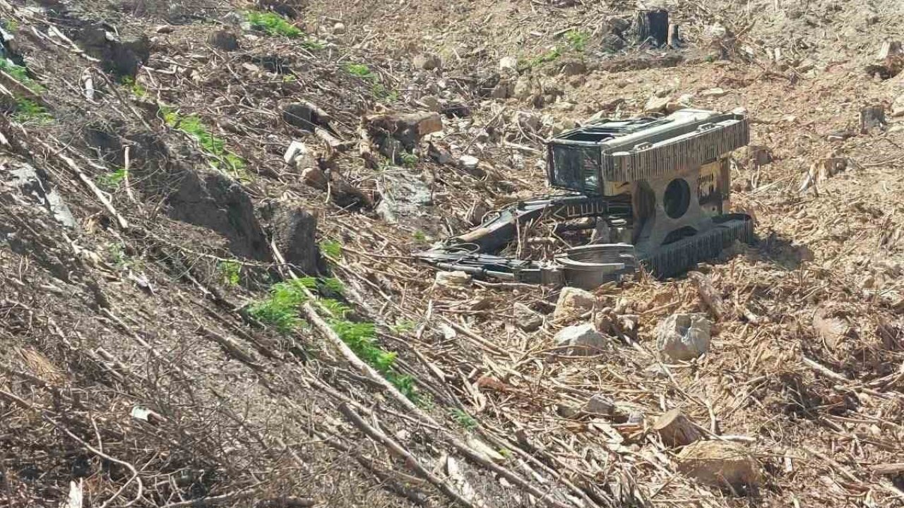 Devrilen iş makinesinin altında kalan operatör hayatını kaybetti