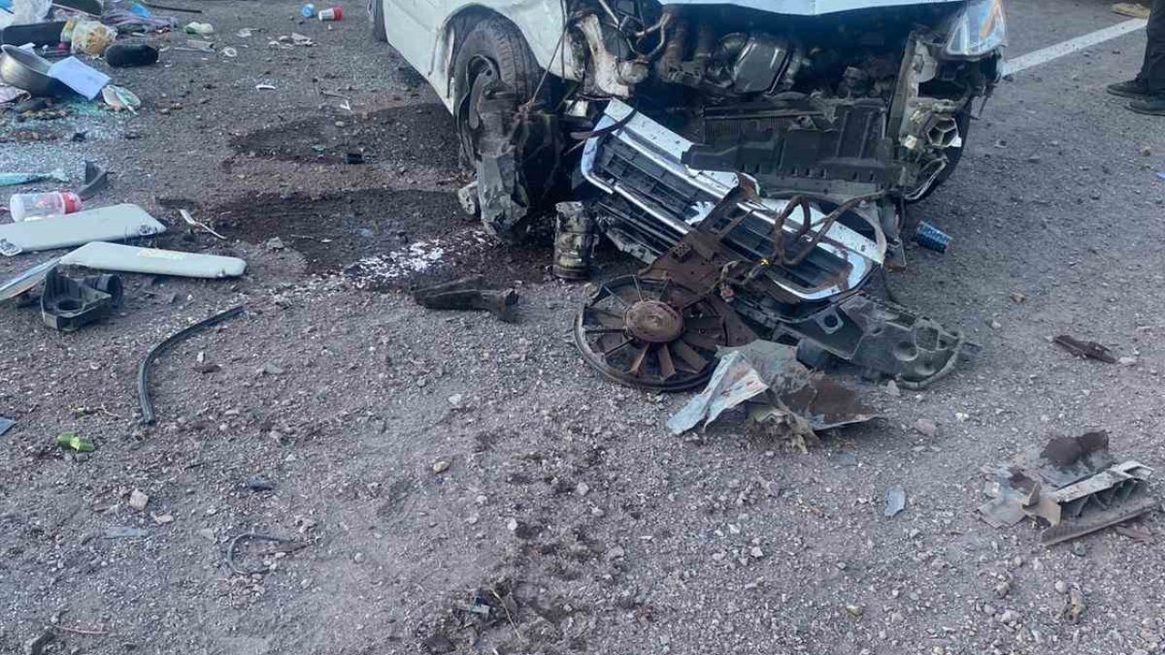 Elazığ’da hafif ticari araç takla attı: 5 yaralı