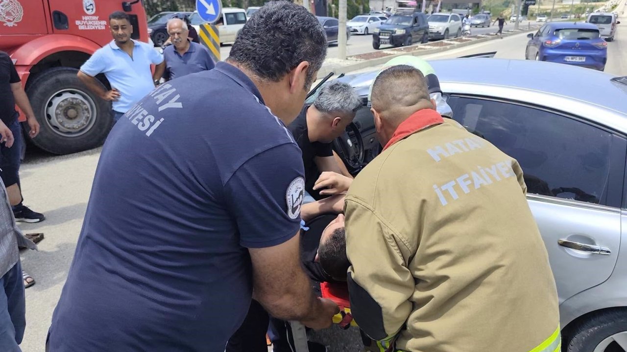 Defne’de kamyonla çarpışan otomobilin sürücüsü yaralandı