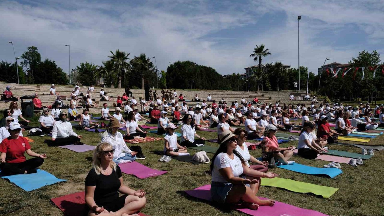 Büyükçekmece’de Dünya Yoga Günü’ne özel yüzlerce kadın yoga yaptı