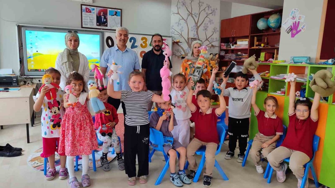 Öğrenci, veli ve öğretmen iş birliğiyle atık ipler rengârenk oyuncaklara dönüştü