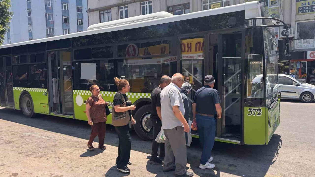 Adana’da bunaltan sıcaklarda dolmuş çilesi: "Klimayı aç diyoruz, kapıları açıyorlar"