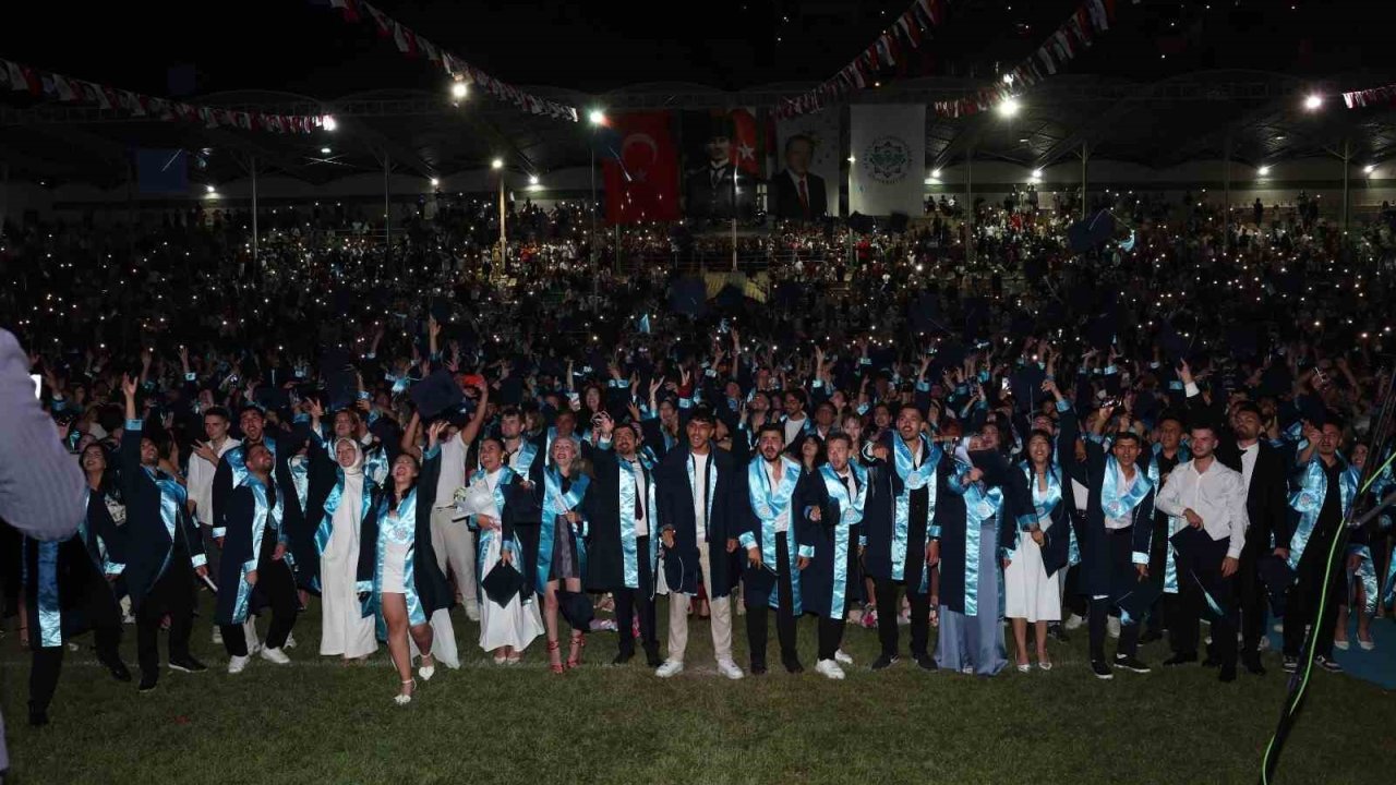 ALKÜ mezuniyet töreni coşkuyla yapıldı