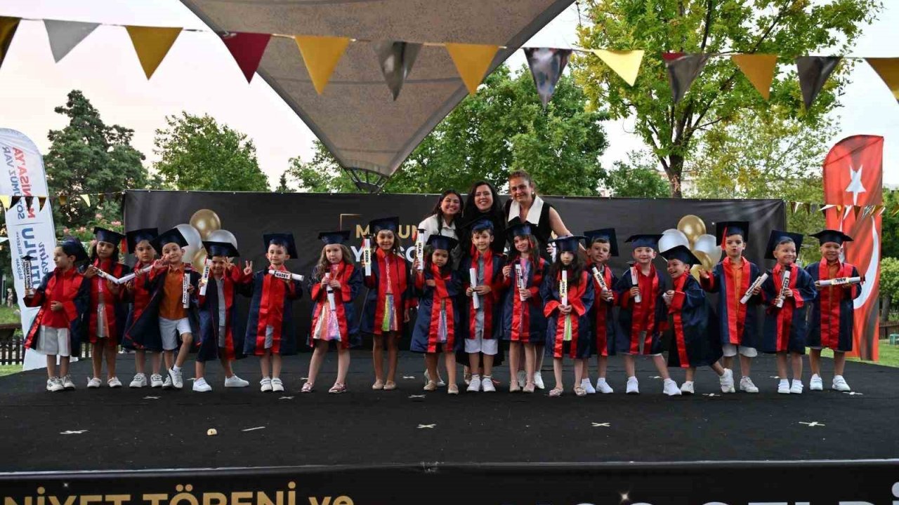 Manisa Büyükşehir’in minikleri yıl sonu gösterisinde alkış topladı