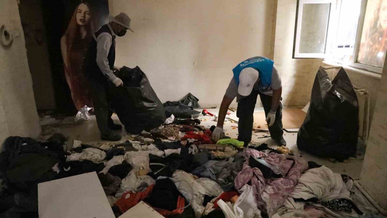 Diyarbakır’da bir evden 3 kamyon çöp çıkartıldı