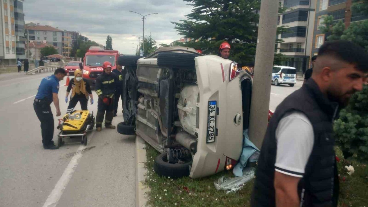 Kulu’da otomobil refüje çıkarak yan yattı: 1 yaralı