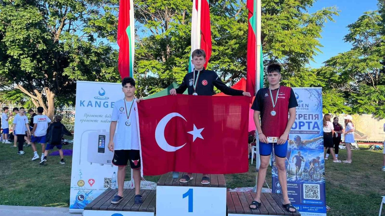 Yıldırımlı genç yüzücüler Türkiye’nin gururu oldu