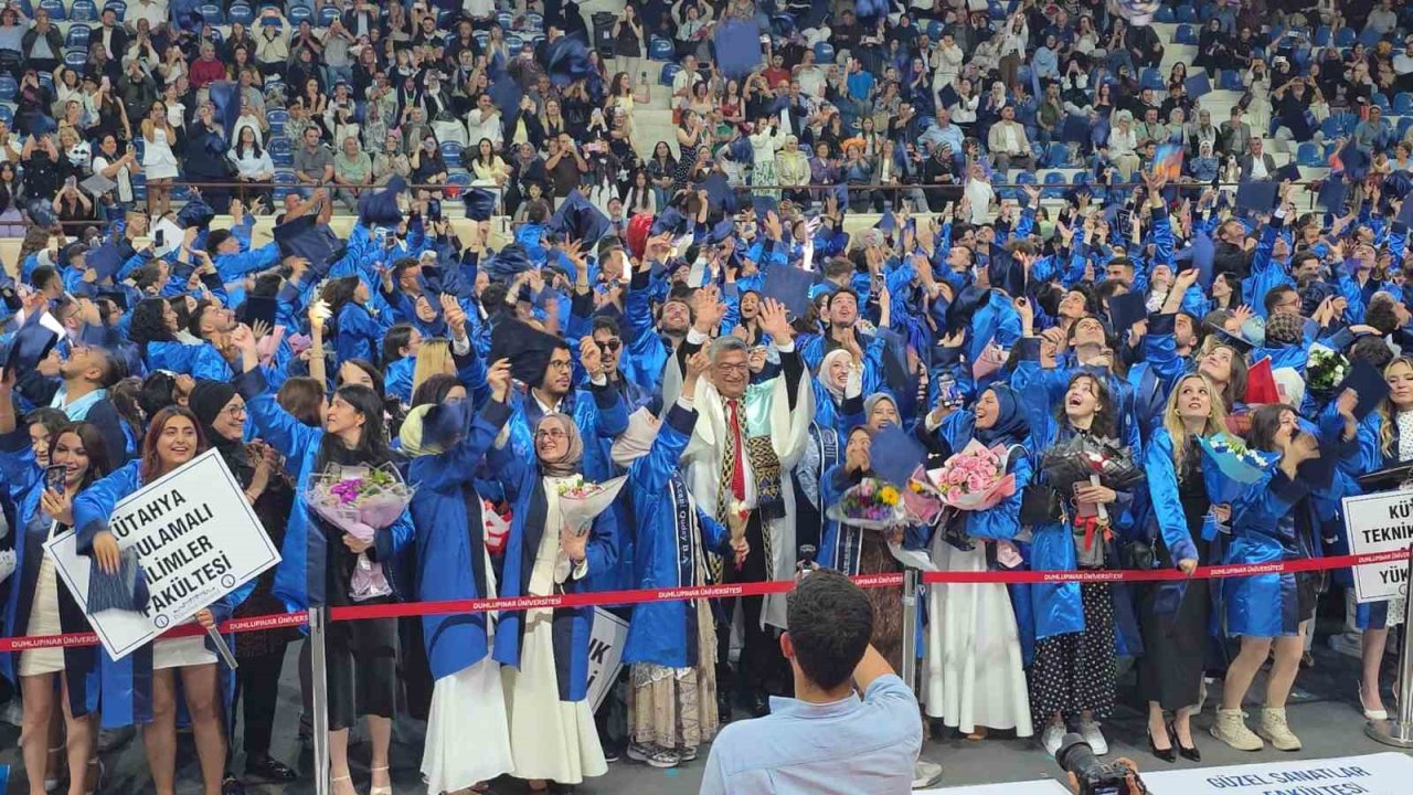 Kütahya Dumlupınar Üniversitesi’nde binlerce öğrenci mezuniyet sevinci yaşadı