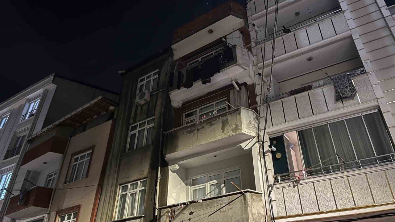 Esenyurt’ta 3 katlı binanın çatısı alev alev yandı