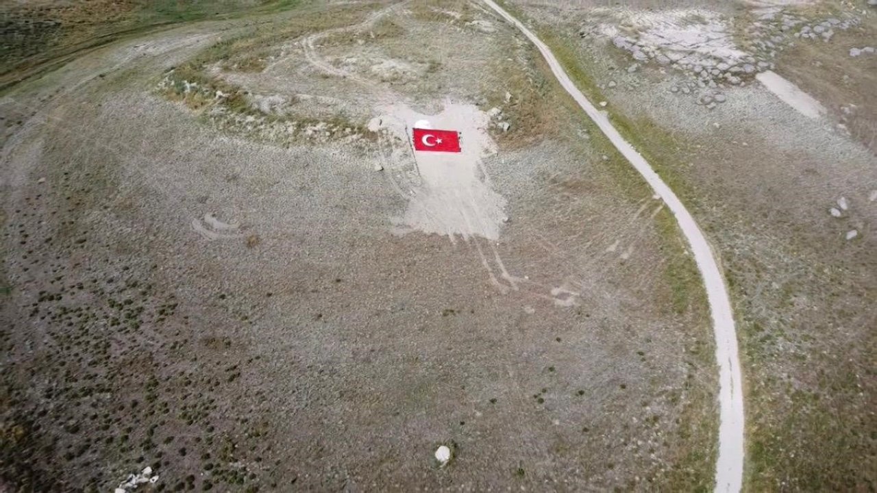 Eskişehirli gençler Milli Takıma destek için dağa Türk Bayrağı nakşetti