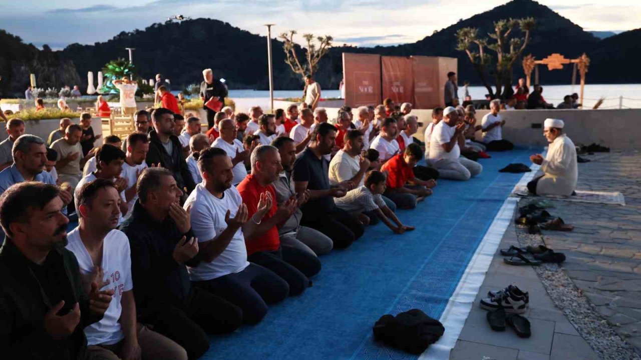 Tatilciler Milli Takıma destek için sahilde buluştu