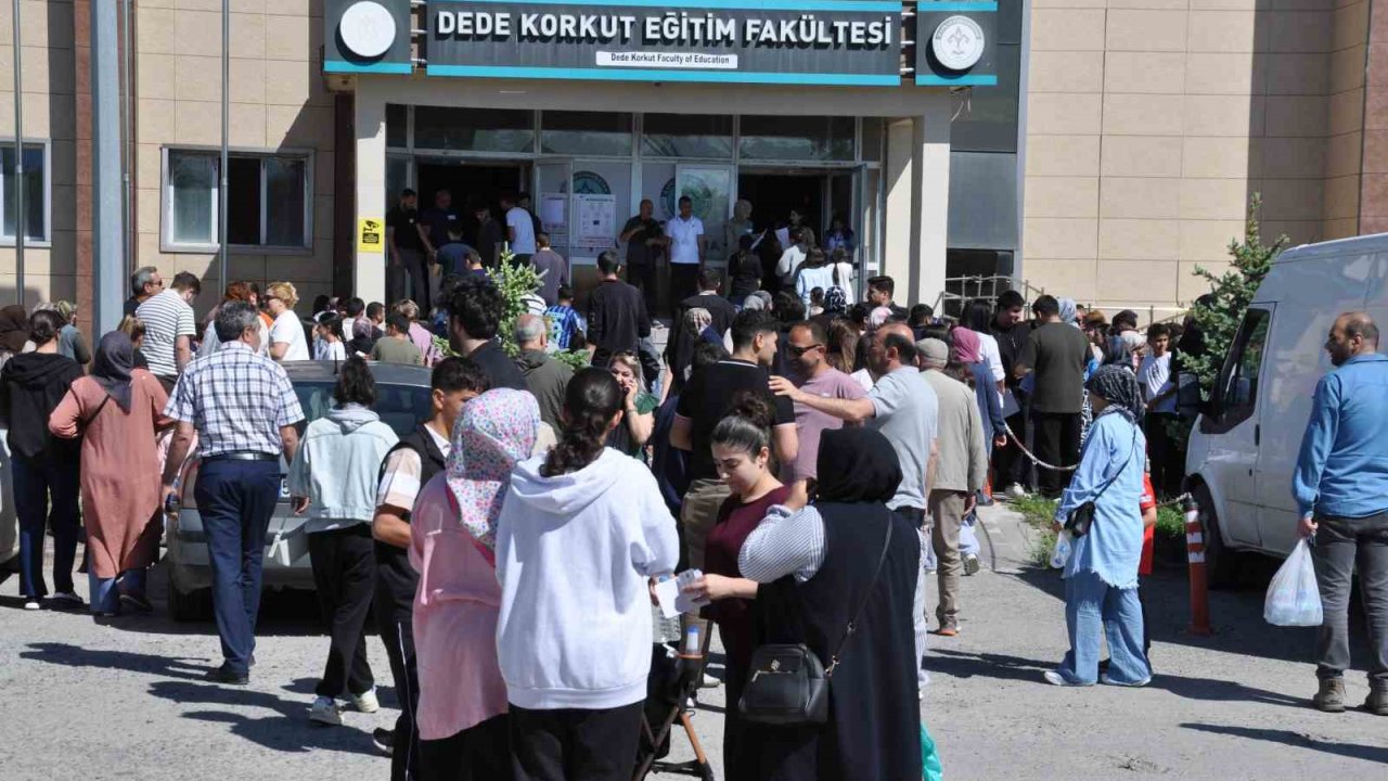 Kars’ta YKS heyecanı: Binlerce aday üniversite hayali için sınav merkezlerine akın etti