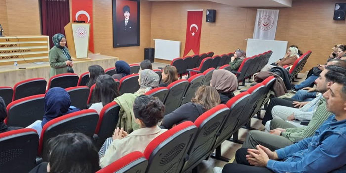 Yeşilay Kars Şubesi’nden Aile ve Sosyal Hizmetler Personeline Teknoloji Bağımlılığı Eğitimi