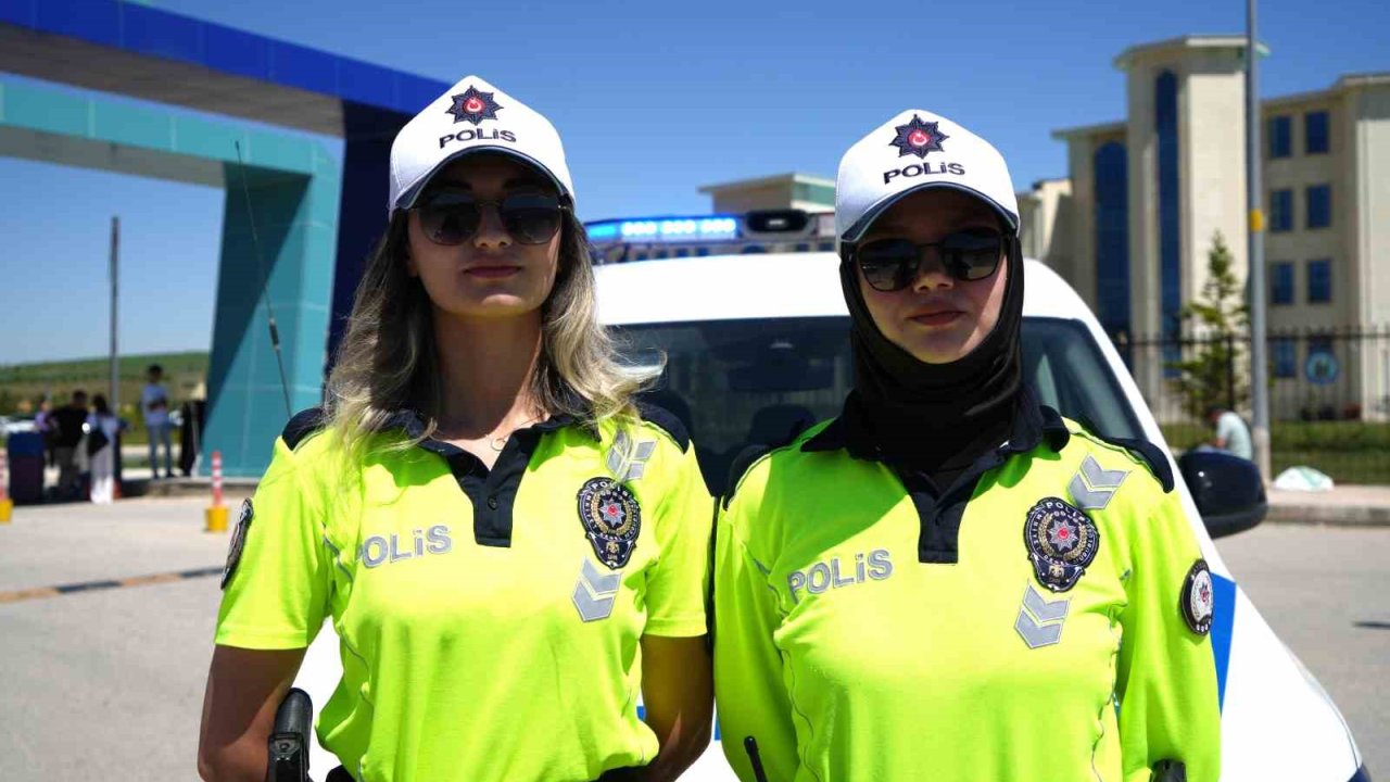 Bayburt’ta yanlış sınav merkezine gelen öğrencinin yardımına kadın polisler yetişti
