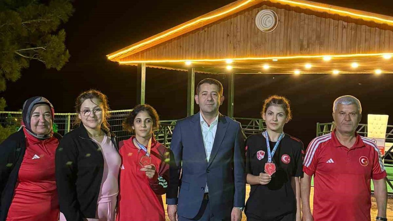 Genç güreşçiler Feke’nin gururu oldu