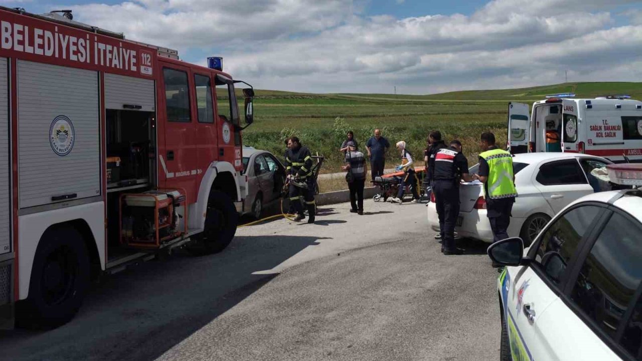 Çorum’da iki otomobil çarpıştı: 1 yaralı