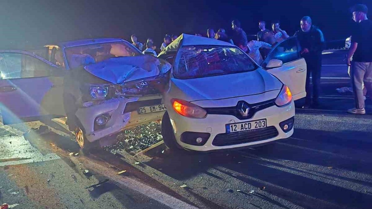 Bingöl’de  otomobil ile pikap çarpıştı: 1’i ağır 3 yaralı