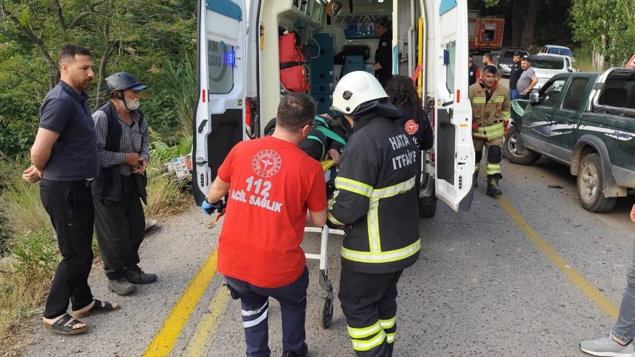 Belen’de pikapla çarpışan motosikletin sürücüsü şarampole yuvarlandı