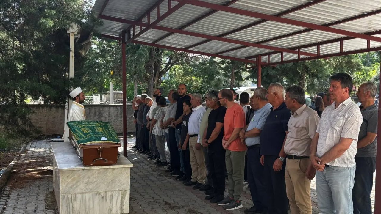 Gazeteci Sözeri’nin annesi son yolcuğuna uğurlandı