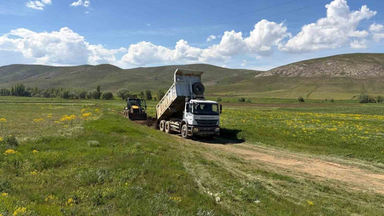 Gökçedere’nin arazi yollarında çalışmalar devam ediyor