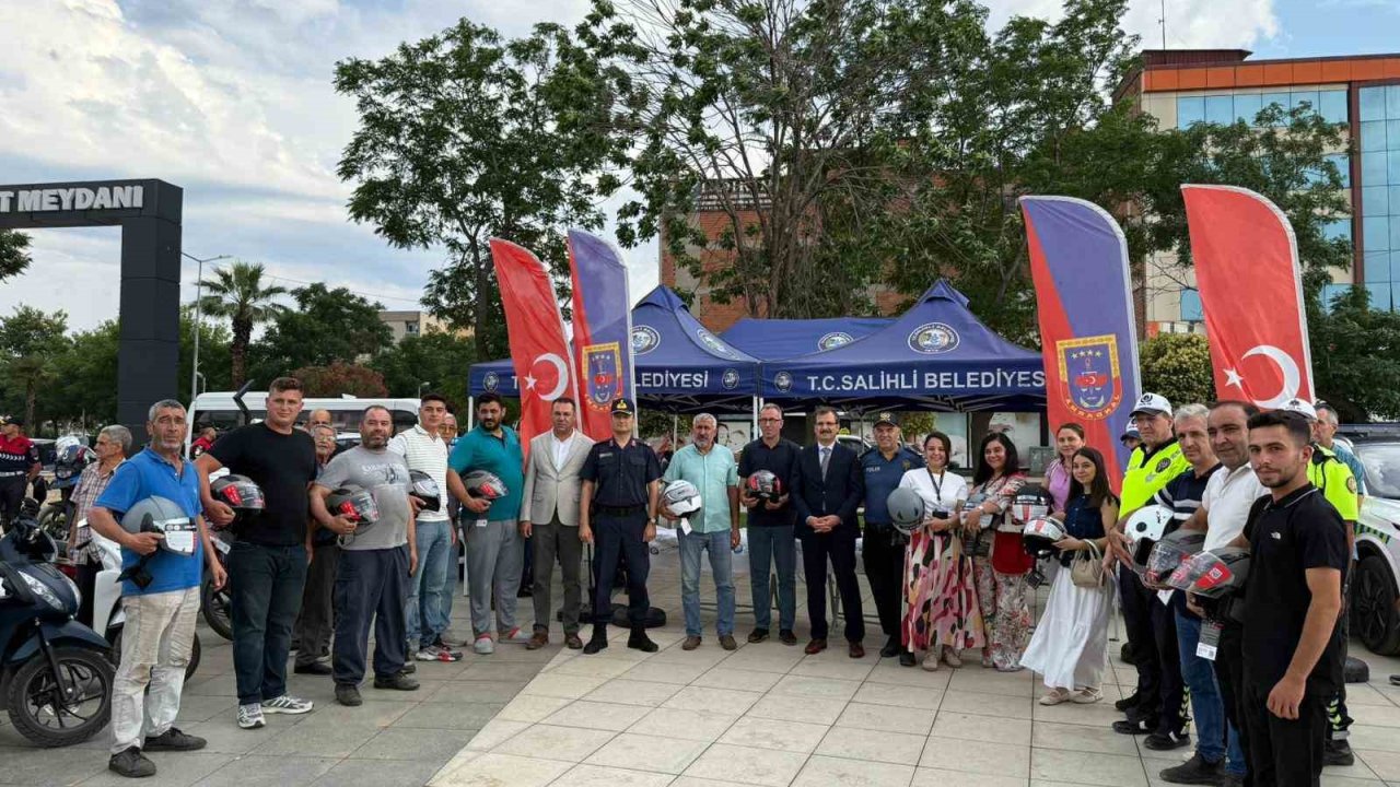 Salihli’de motosiklet sürücülerine kask dağıtıldı