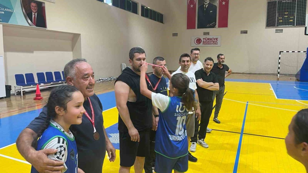 Burhaniye’de Babalar Günü’ne özel basketbol turnuvası