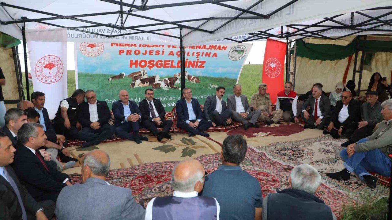 Kars’ta bin 200 dekarlık meraya 12 ton gübre, 41 üreticiye 6 bin 150 kilogram korunga tohumu desteği