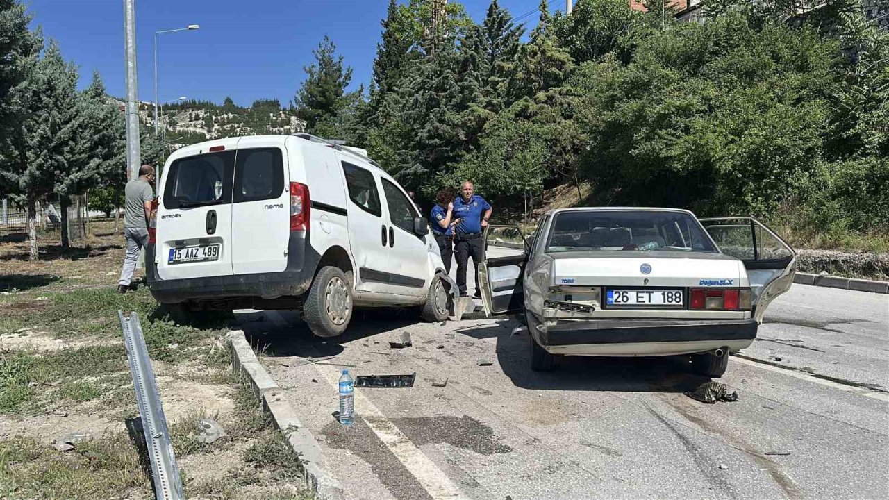 Burdur’da otomobil ile hafif ticari araç çarpıştı: 5 yaralı