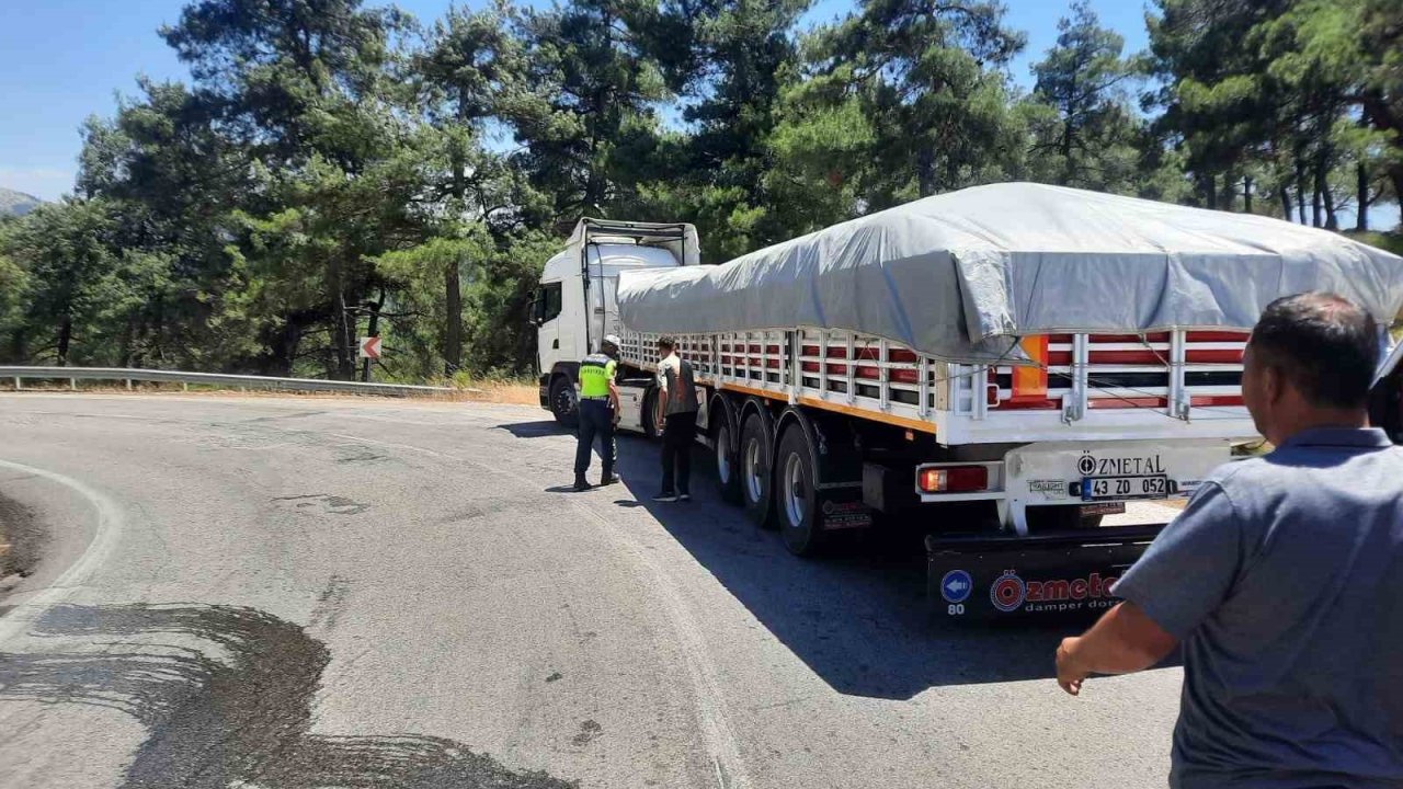 Balıkesir’de tıra arkadan çarpan otomobil takla attı: 4 yaralı