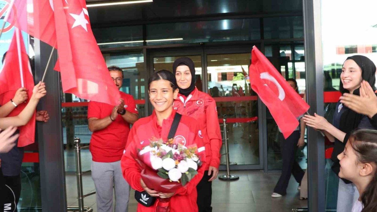 Dünya Şampiyonu Ayşegül Açık’a coşkulu karşılama