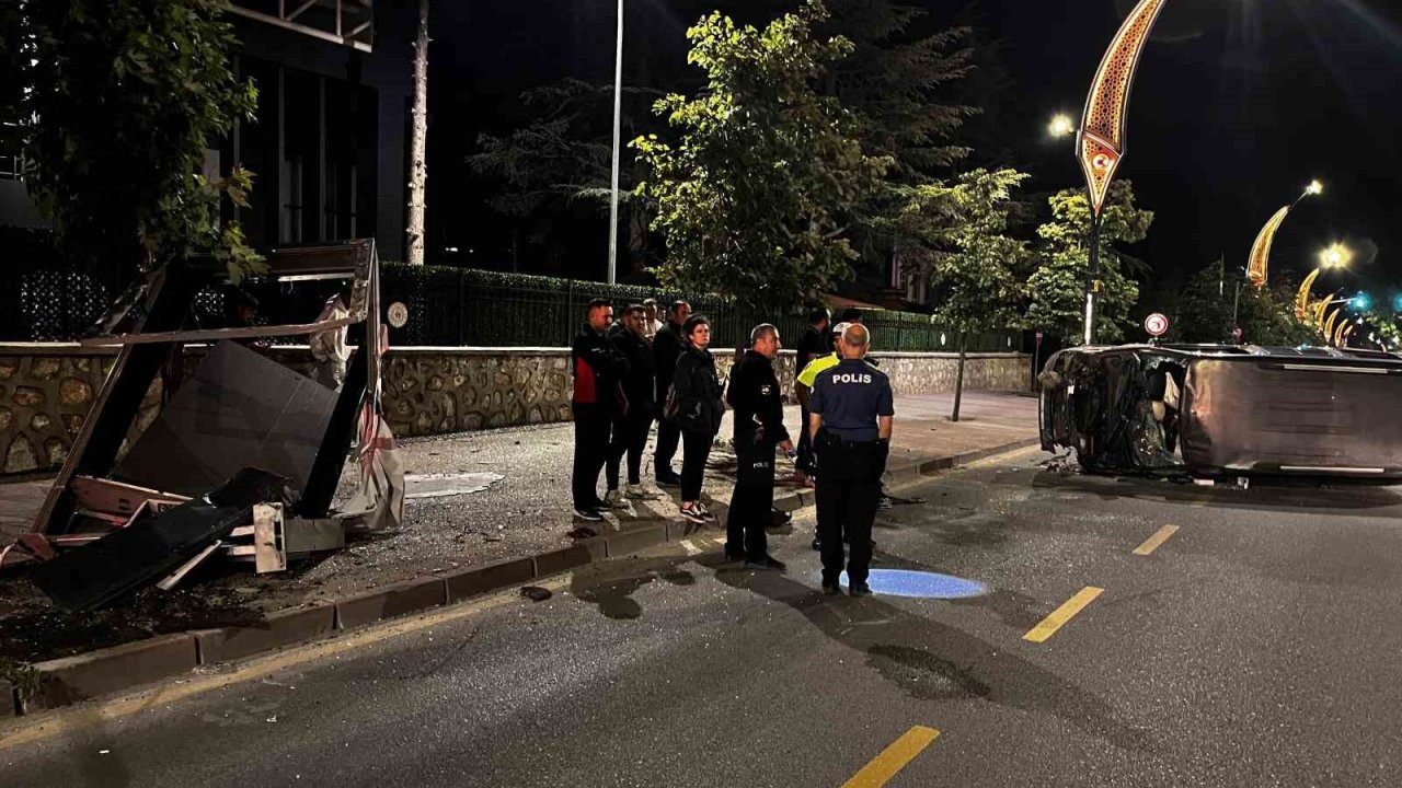 Niğde’de kontrolden çıkan araç devrildi: 2 yaralı
