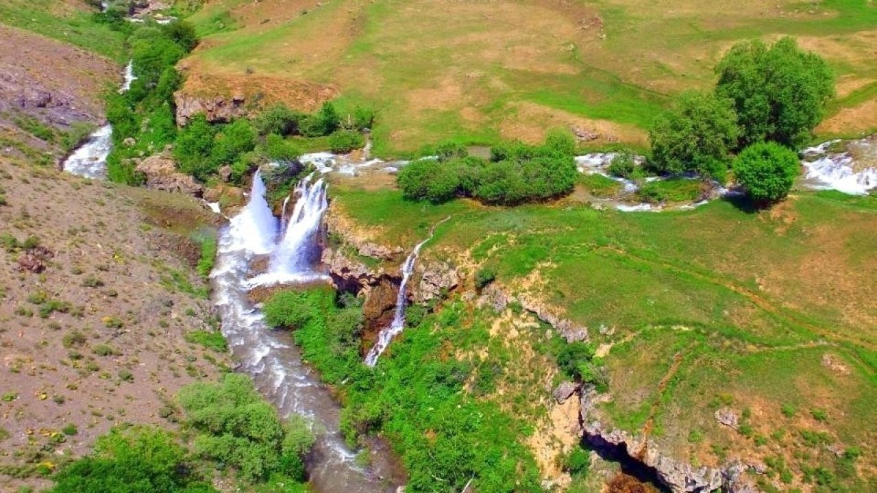 Motokroscuların kamerasından Erzincan’ın saklı cenneti Konarlı Şelalesi