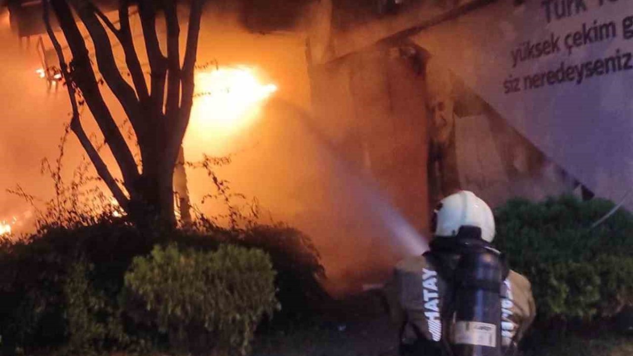 İskenderun’da iş yeri alevlere teslim oldu