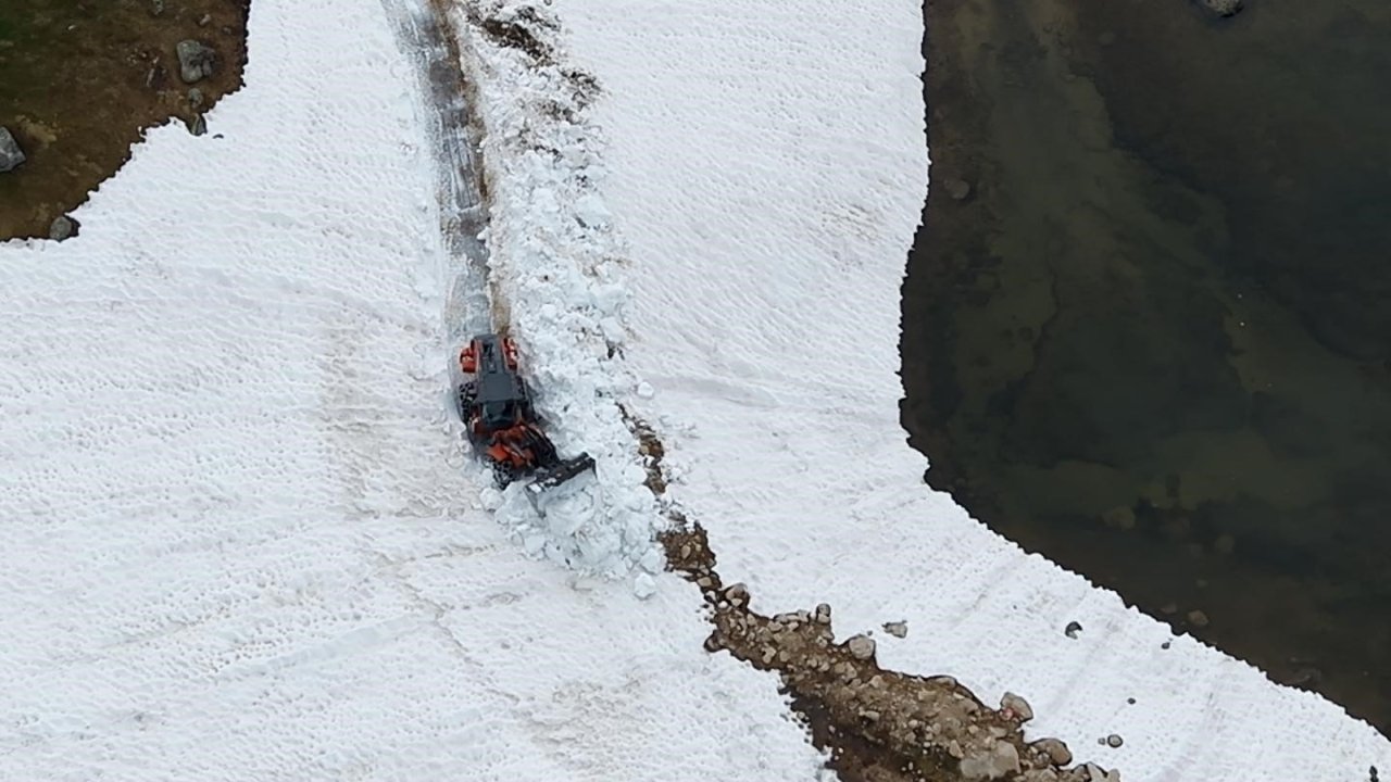 Rize’nin yayla yollarında kar temizleme çalışması devam ediyor