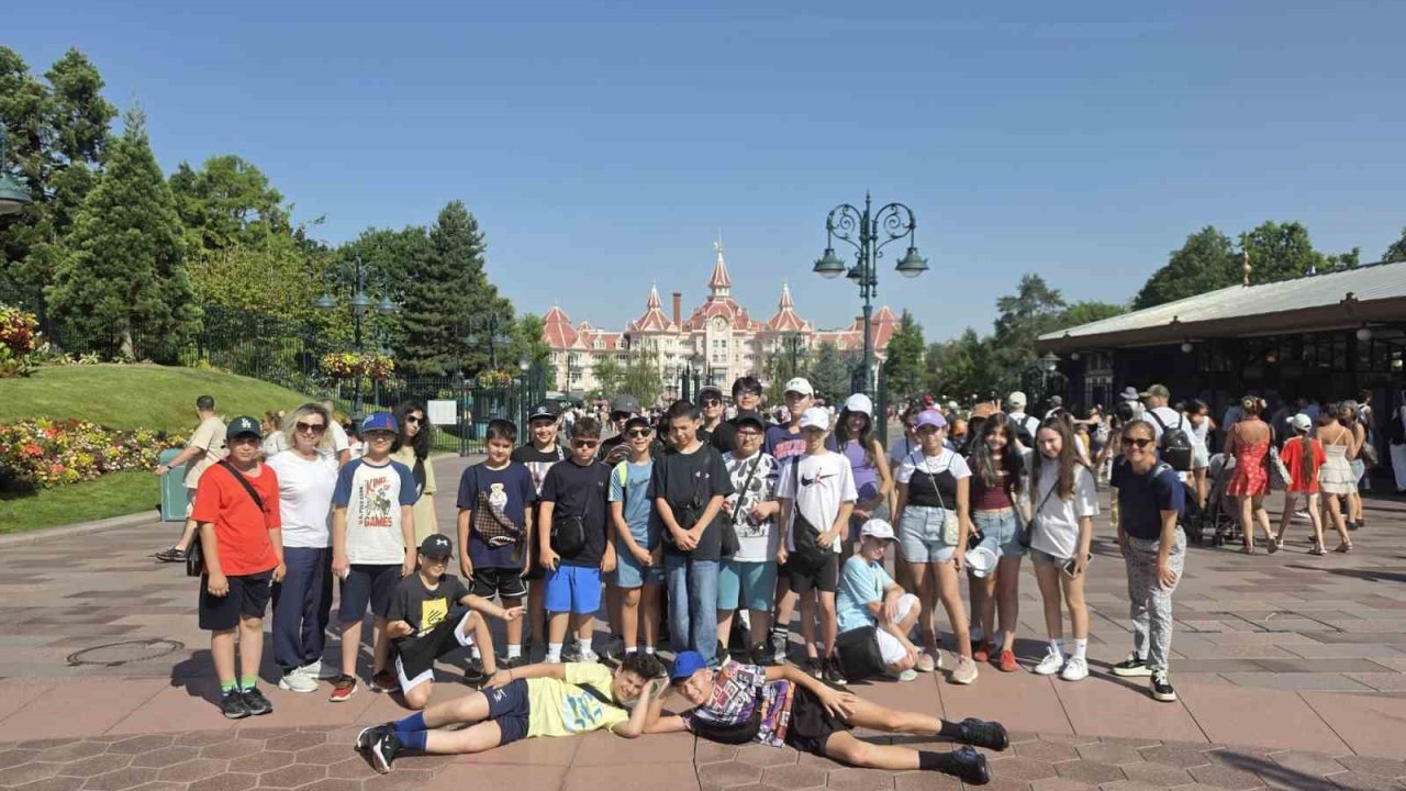 GKV’li öğrenciler Disneyland Paris’te