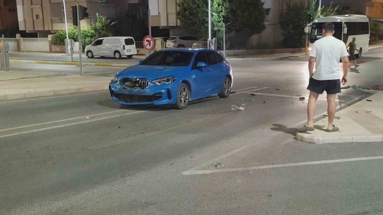 Manavgat’ta iki otomobil çarpıştı, sürücüler kazayı yara almadan atlattı