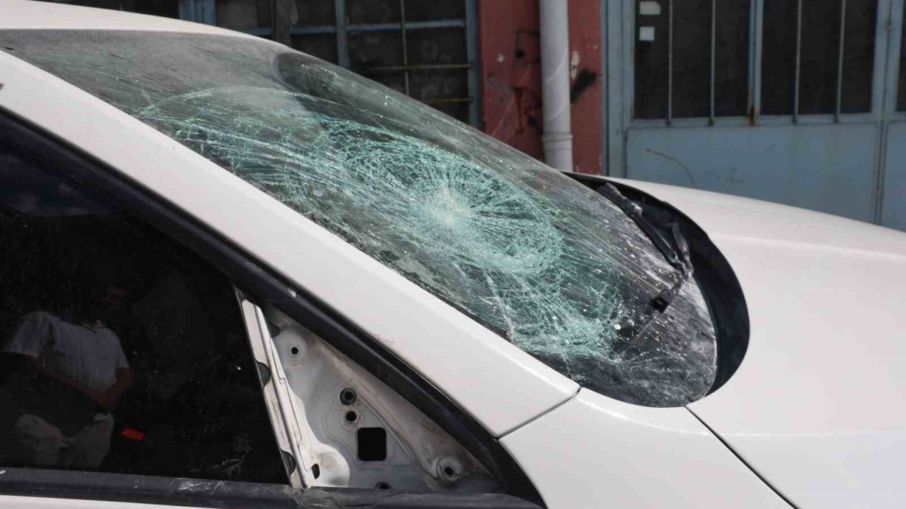 Sokağa park ettiği milyonluk otomobilini komşusu parçaladı