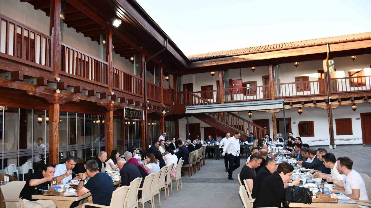 Vezirköprü’de tayini çıkan hakim ve savcılara veda programı