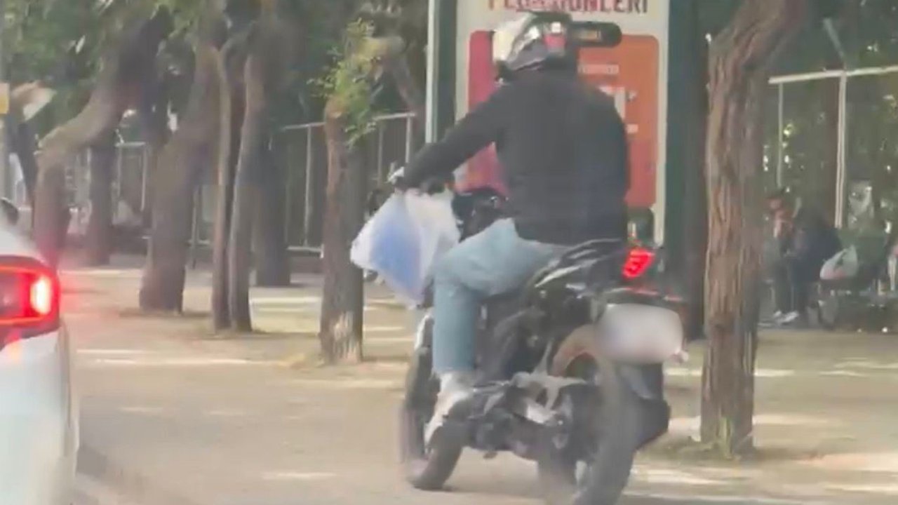 Trafiği beklememek için kaldırımdan yoluna devam etti