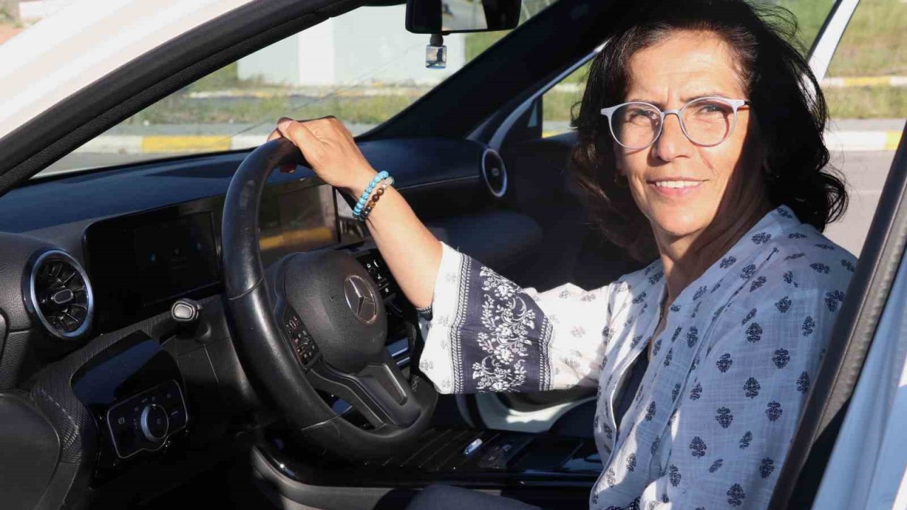 Annesinin mezarını ziyaret edebilmek için 56 yaşında ehliyet aldı, sevincini Kafkas dansıyla kutladı