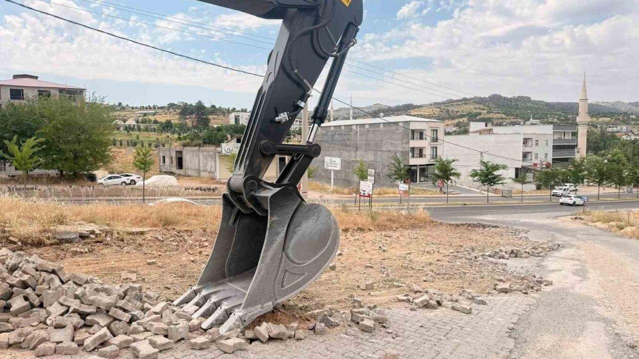 Çermik’te yol yapımı gecikti başkan özür diledi