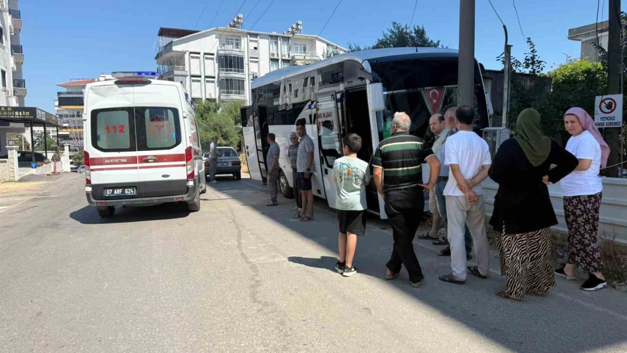 Direksiyon başında rahatsızlanan servis şoförünün kullandığı midibüs direğe çarptı