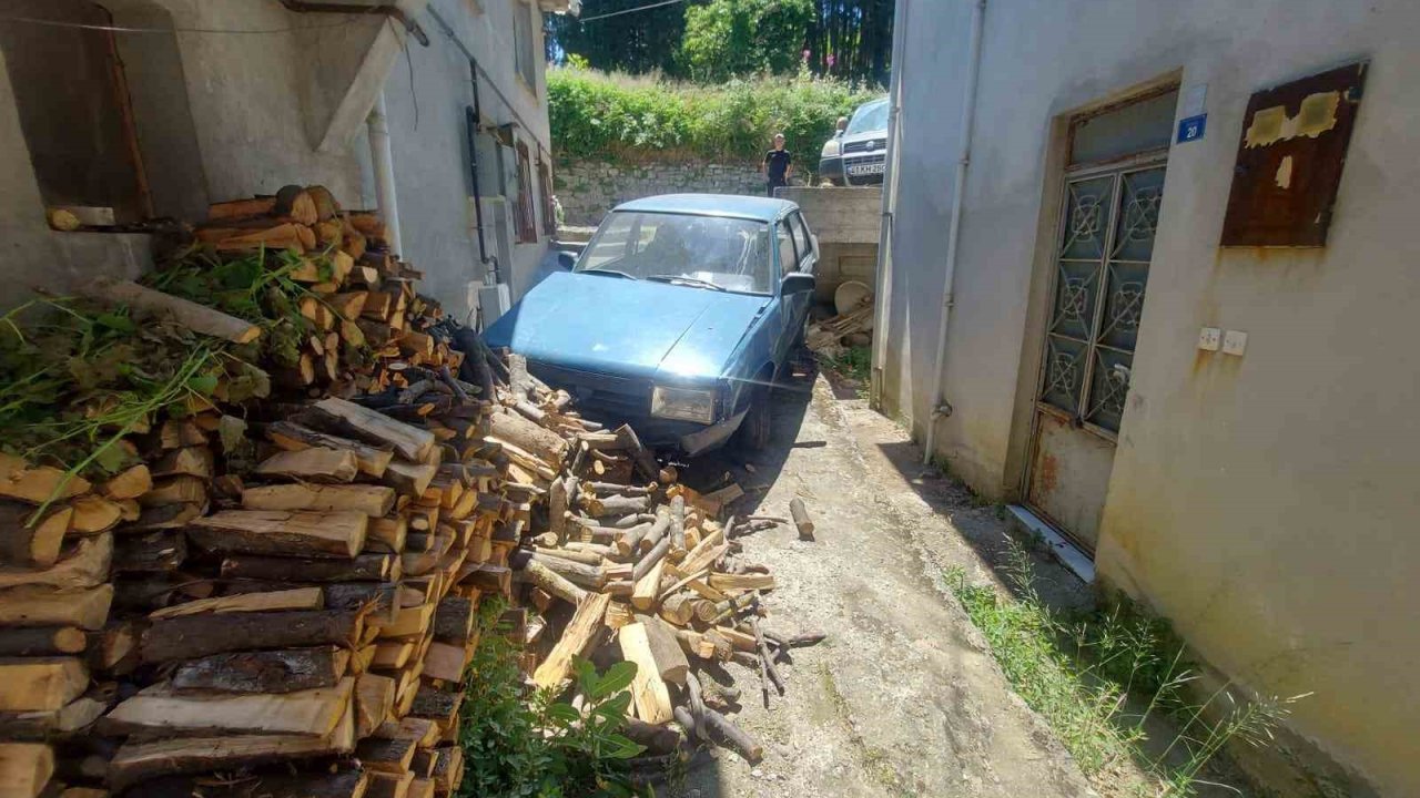 Yokuş aşağı inerken kaza yapıp iki evin arasına düştü